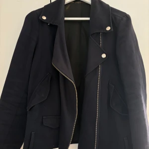 Kappa - Kort kappa i marinblått. Passar stl xs s men skulle nog även tro m. Fin till vår, sommar eller sensommar.