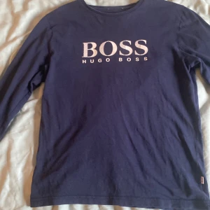 Hugo Boss Tröja - Jättefin marinblå Hugo boss tröja! Ärvde den av min kusin och min kusin har inte på sig fejkkläder så den är nog äkta!Den är nästan i nyskick!💕