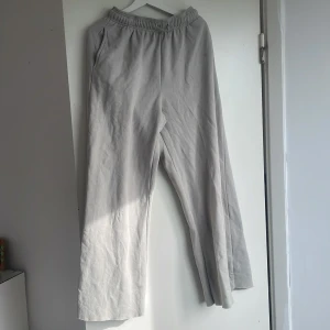 Byxa  - Bra att ha i båda vinter och sommar det är för skönt att ha på sig den. 