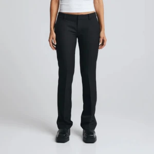 Vera lågmidjade kostymbyxor - Säljer ett par lågmidjade kostymbyxor från Bikbok i modellen ”Vera”! De har slits och är uppsydda för att passa någon som är ca 160💞 använda men i fint skick! Säljer även ett par i 36 UTAN slits