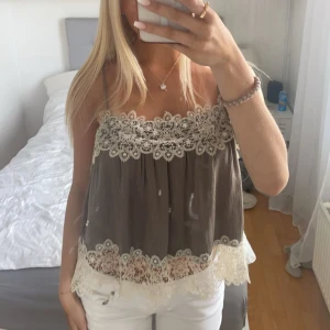 Zara topp - Säljer denna super söta topp från zara, perfekt till sommaren. Storlek S i toppskick, pris kan diskuteras 
