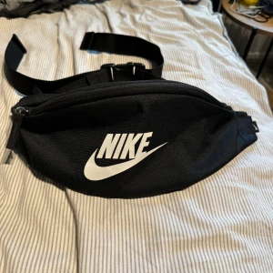 Axelremsväska  - Svart axelremsväska från Nike! Inte alls använd mycket. (uni-sex)🖤