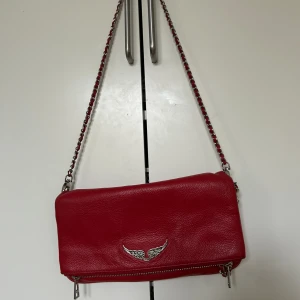 ZADIG & VOLTATIE VÄSKA  - Röd zadig & voltaire väska i mycket fint skick, men som inte kommer till användning längre. Lång + kortare kedja medföljer. Tyvärr slarvat bort dustbag..