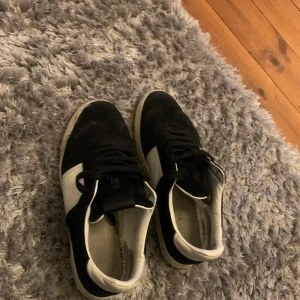 Flycrews 40-41 - Säljer nu mina flycrews, sulan saknas och skicket är 6/10 enligt mig. Ni kan kontakta om ni vill trade också.