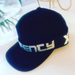 Fenty X Puma Keps  - Snygg limited edition keps från Rihannas kollektion med Puma. Unisex, onesize (adult). Endast haft på mig den en gång en kort stund här hemma, därav nyskick. Strapen går att dra av och ha hängandes (se bild). 