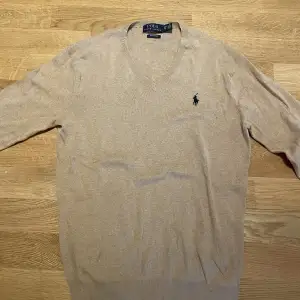V-ringad tröja från Ralph Lauren, inköpt på NK Göteborg för typ 1399 kr. Märkt XS men sitter som en rymlig S. Skön, snygg och i mycket bra skick. Det finns bara en liten fläck (bild 3) annars är det felfritt.