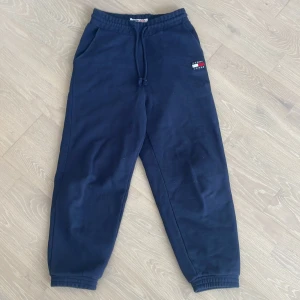 Tommy Hilfiger Mjukisbyxor - Knappt använda Tommy Hilfiger mjukisbyxor. Mörkblåa och använda fåtal gånger. Storlek S men är stora i storleken. Pris går att diskuteras