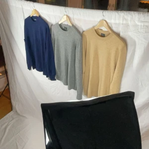 Merino/Kashmirtröjor (Nya) - Tjena säljer helt nya tröjor i 70% merinoull och 30% Kashmir från mitt klädföretag. De finns i färgerna på första bilden och i storlekarna S,M & L. Kolla in mina tidigare annonser för mer info eller hör av dig om du undrar något!