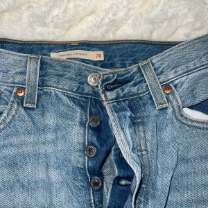 Blå Levi’s  jeans  - Ljusa Lewis jeans i storlek 28 använda endast 2 gånger och säljer pga att dom nu är för små för mig. Köpte dom på Levis för ca 3 år sedan för ca 500kr.  Höga i midjan och vida nertill. Sitter fint över rumpan och jätte skönt om man gillar high waist.