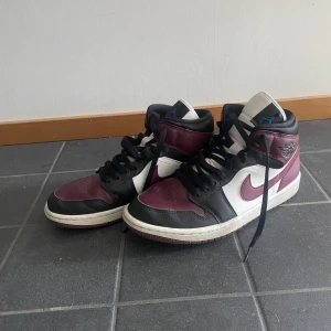 Nike Jordans Mid - Säljer min killes Nike Jordan Mid i passar storlek ca 41/42. De är inte använda speciellt mycket och därför i väldigt bra skick. Såklart Äkta!