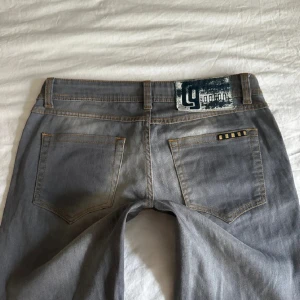 Bootcut jeans - Vintage claes göran jeans, midja 42 och innerben 83!❤️ Asså verkligen så himla snygga och bekväma jeans!  Säljer pga att dom är för korta för mig! Inga defekter! Inte mina bilder ❤️ Hon på bilden är 165 cm lång!