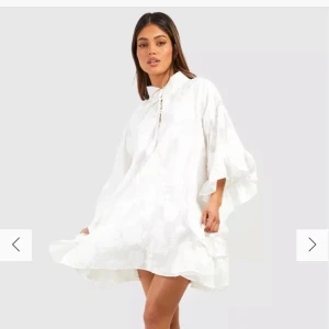 Vit klänning bohoo - Säljer denna blommiga klänning dom jag sytt om så som jag vill ha den (kan skicka fler bilder), stl 40 men sydde den så den passar mig som har 38. 