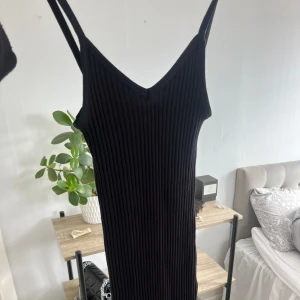 Helt oanvänd - Oanvänd klänning från Zara! Sitter jättefint men har en annan jag gillar mer💗