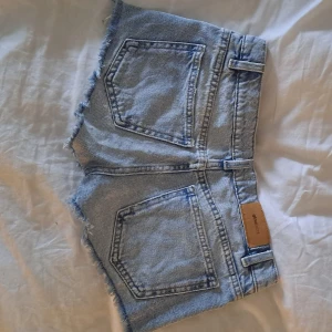 Lågmidjade shorts - Säljer nu mina supersnygga lågmidjade jeansshorts med slitningar från Gina Tricot (gina young) som är helt slutsålda! | Shortsen är i superbra skick! | Säljer p.g.a de blivit för små | Tveka inte att fråga vid funderingar!💞 | Använd "köp nu"😊💖 |