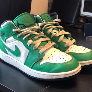 AIR JORDAN JUNIOR  - AIR JORDAN 1 MID (GS)  Storlek 36,5 