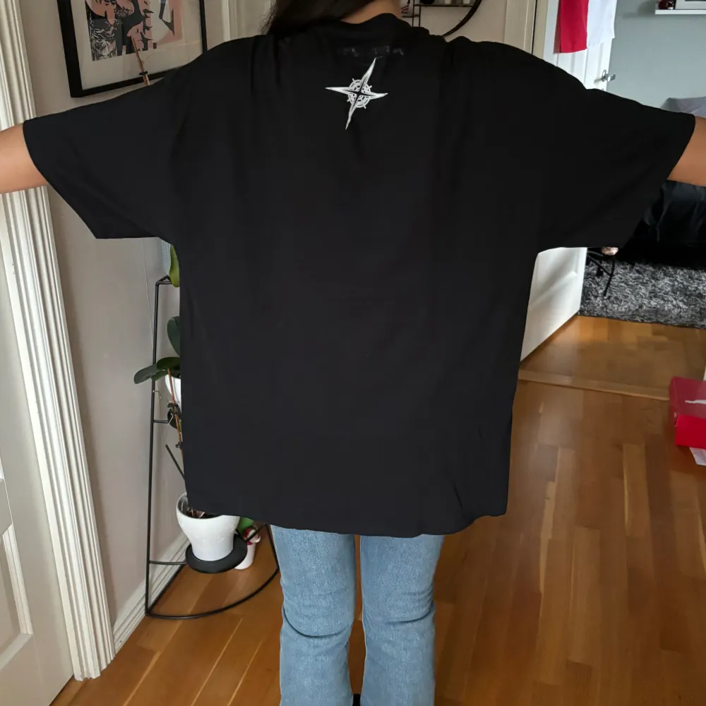 Oversized t-shirt med diamant tryck på framsidan. Står ingen storlek men jag gissar på L/XL. . T-shirts.