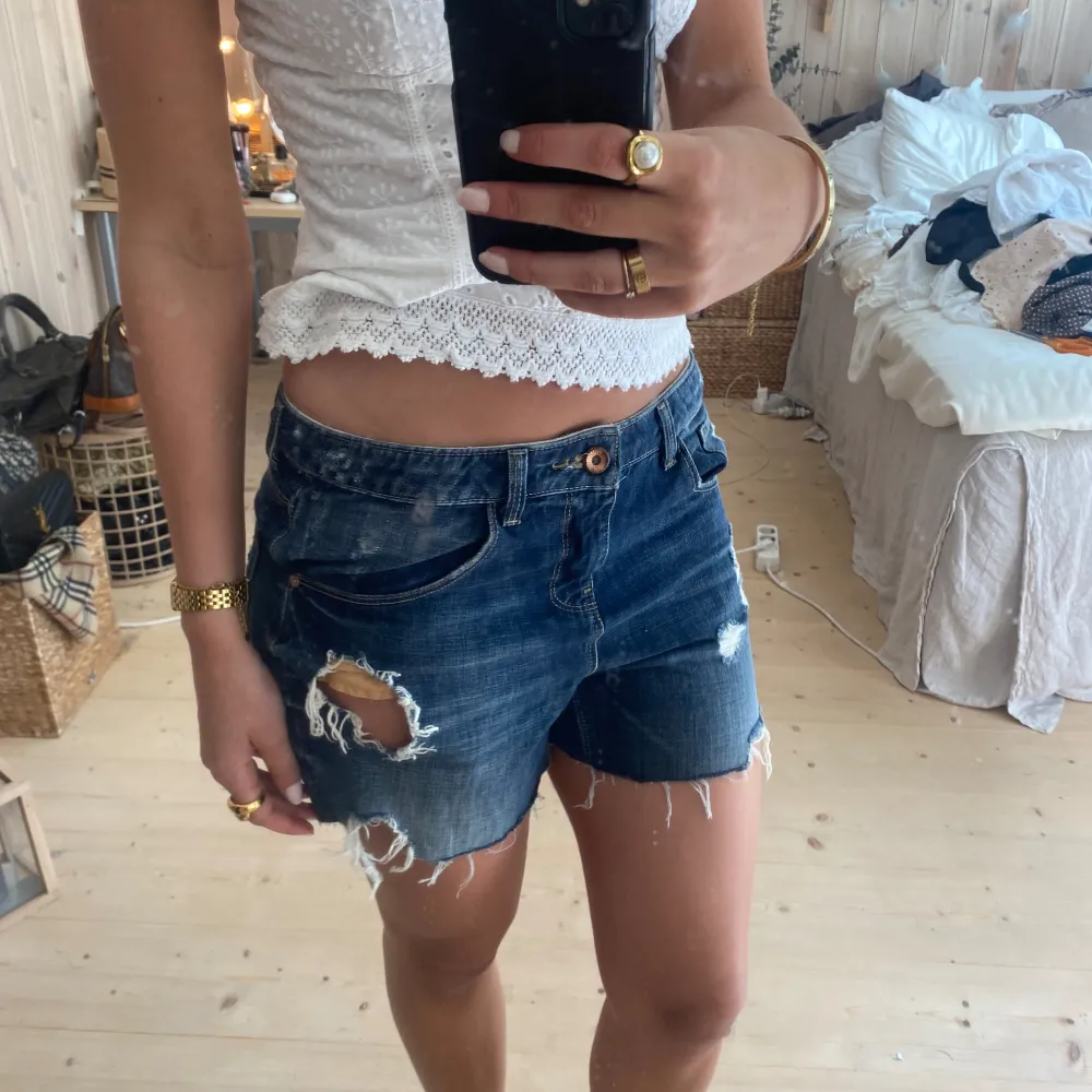 SUPER snygg lågmidjade shorts. Tryck gärna på köp nu ❤️❤️midjemått 40❣️💕. Shortsit.