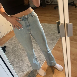 Ljus blå högmidjade bootcut jeans  - Säljer ett till par av mina ljusblå jeans. Dessa är mer stretchiga och väldigt mjukt material. Pris går att diskutera men de är i nyskick.🥰