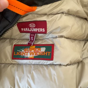Parajumpers jacka  - Jackan är i okej skick men har hål i båda ärmen. Och behöver kemtvätt. Ordpris 5200kr