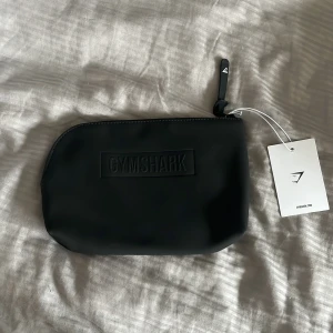 gymshark necessär - helt ny necessär från gymshark! Skriv vid frågor. Pris kan diskuteras!