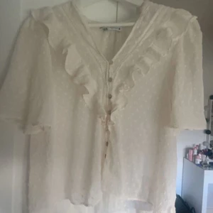 zara blus  - säljer denna zara blusen i storlek S för att den var lite för stor för mig, köpte här på plick för 400kr så kommer att sälja den för 380kr💗priset går alltid att diskutera!