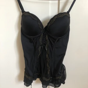 Korsett med rosetter🎀 - Jättesöt korsett med rosettdetaljer och spets. I fint skick, skriv för fler bilder! ❤️🎀