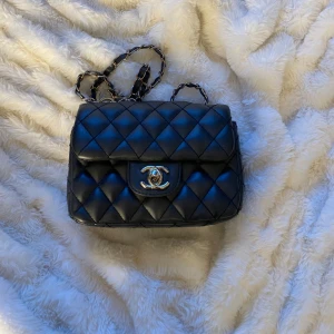 Väska  - Säljer denna väska i fint skick, men med lite rost på kedjan (se bild) Priset kan diskuteras 