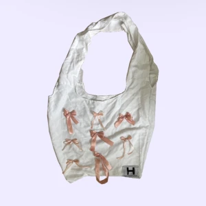 tygkasse med rosetter 🎀  - jättefin humana hotel bag med rosetter!🎀  