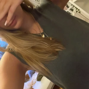 Supersöt stickad vest - Supersöt grå stickad vest. Väl använd men inga defekter! Kommer tyvärr inte till användning längre!