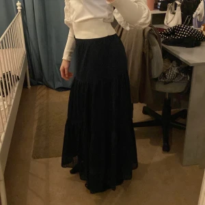 Mörkblå maxi kjol - Maxi navy blå kjol.  Kjolen har ränder av glitter/ lysning som man kan se på den sista bilden.  Är i helt ny skick. Använt ungefär 3-4 gånger.   Flowy och tunn material, passar perfekt för sommaren. 