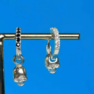 Döskalleörhängen - Dödskalleörhängen i silver från L8H, (ena vita och andra svarta, såsom på bilden). Självklart tvättade och är i superbra skick. Nypris 400 kr, säljer för 100 kr+ frakt💗💗