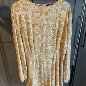 Klänning gul - Knälång klänning. Öppen i ryggen. Aldrig använd. 