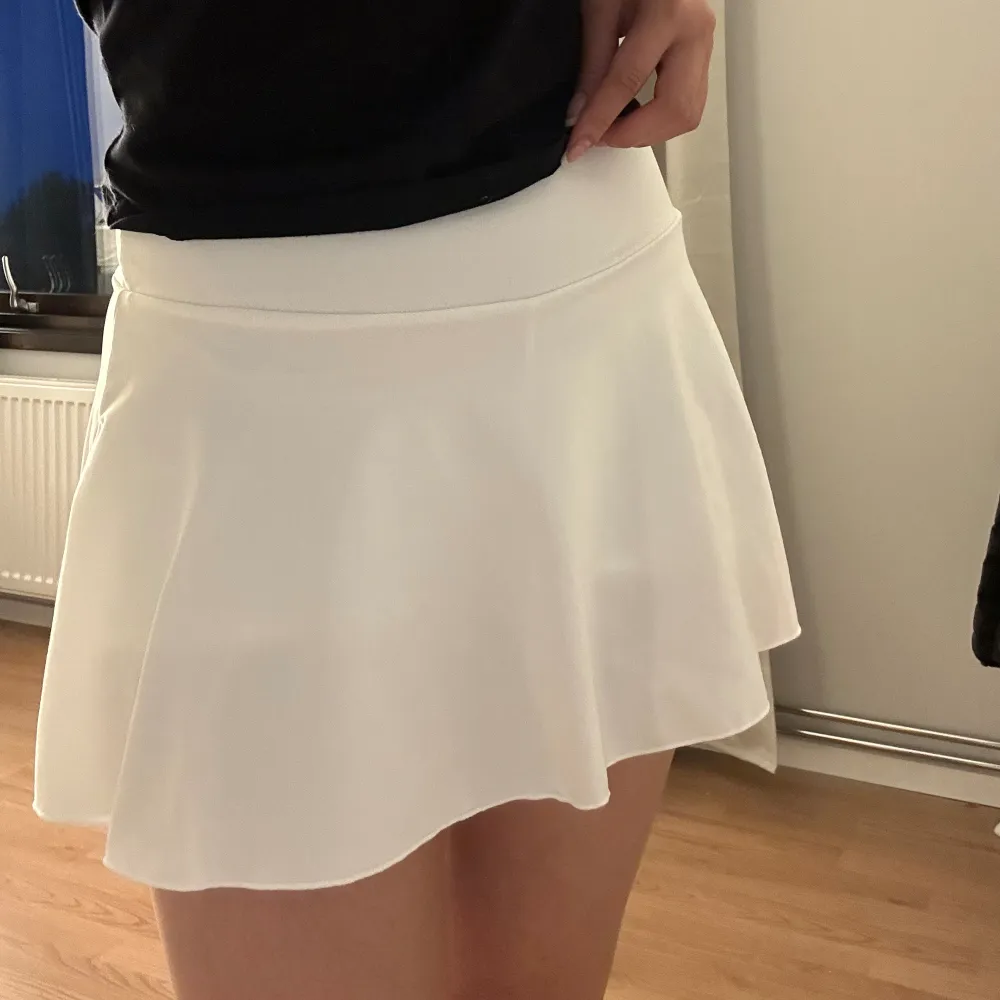 En jättesöt kjol med väldigt stretchigt material. Det är även shorts under vilket är väldigt bekvämt. Ha bara använts en gång, skulle säga att den är som ny☺️. Kjolar.