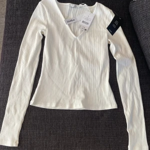 V-ringad topp från NA-KD - Jag säljer denna v-ringade topp från NA-KD, oanvänd, nypris 299kr. 🤍