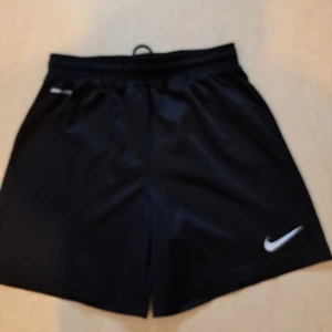 Nike shorts - Bra skick förutom att ena snöret är sönder vilket du kan se på andra bilden👍🏼