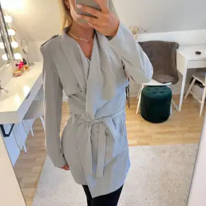 Snygg grå trenchcoat med knytband. Storlek XS, har fickor, mycket gott skick! Är 167 cm lång och normal S/M 💕