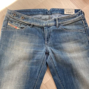 Diesel lågmidjade Jeans - Coola lågmidjade Diesel jeans med två knappar längst fram 💗 Raka i modellen