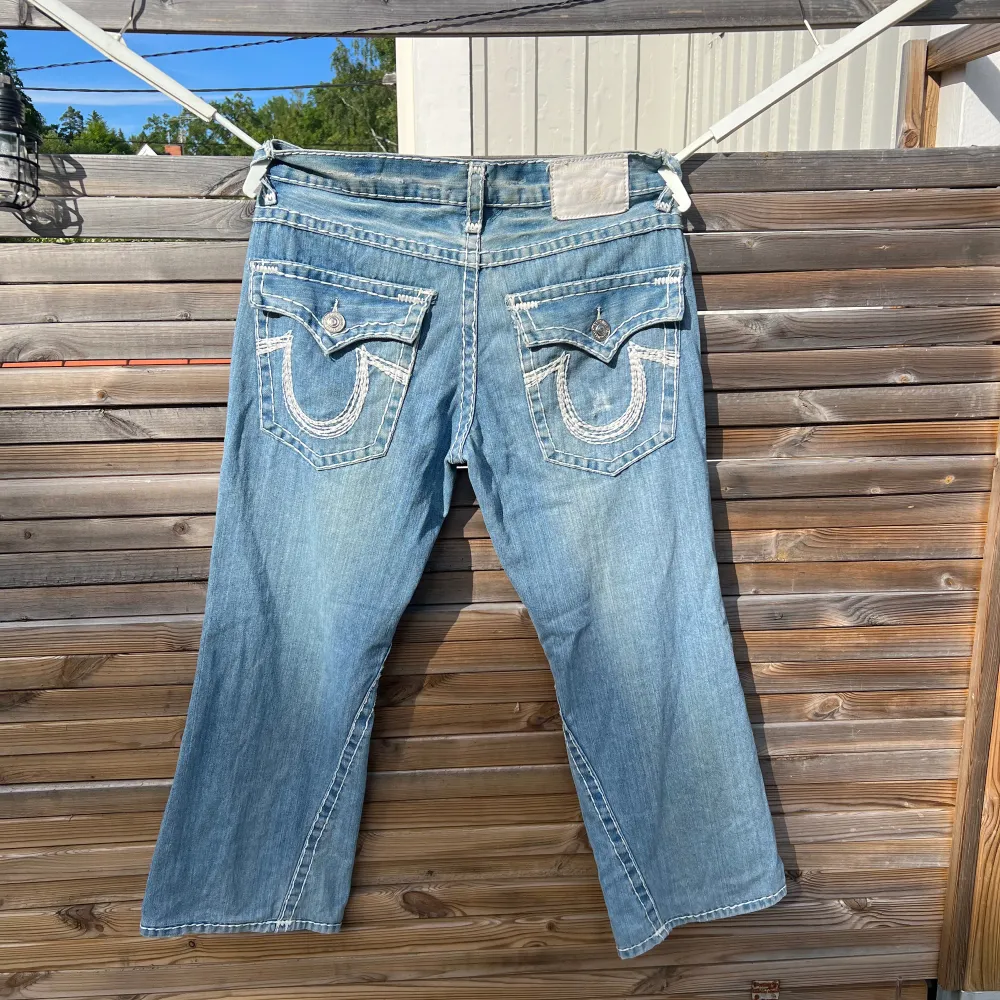 Säljer dessa skit snygga true religion jeansen!  Säljer då de inte får tillräckligt med användning. Mått:(Ytterben 95cm) (Innerben 47cm) (Midja 47cm rakt över) (Benöppning 26cm). Jeans & Byxor.