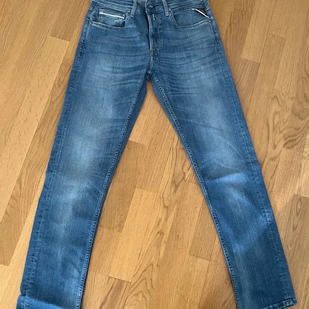 Hej,  Säljer ett par nya Replay jeans i storlek 30/32. Kan skicka flera bilder. . Jeans & Byxor.