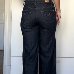 Blå jeans storlek 24 - Tyvärr har jag växt ur dessa jeans.  Väldigt fin passform med vida ben  Dessa är storlek 24 Jag är själv 37 och dessa är precis för små så skulle gissa att de passar på 36  Kan antingen postas eller mötas up inne i stan/enskede  Betalning via Swish 