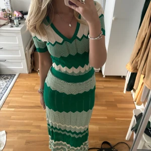 Så fin lång klänning - Underbart fin klänning köpt ifrån Zalando. Använd två gånger, jättefint skick. 