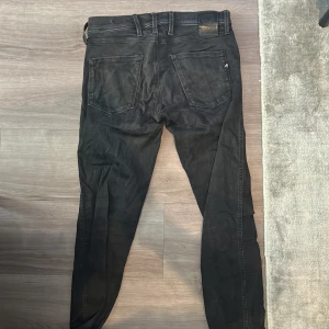 Replay Jeans - Riktigt schyssta svarta replay jeans i Stl. W30 L32