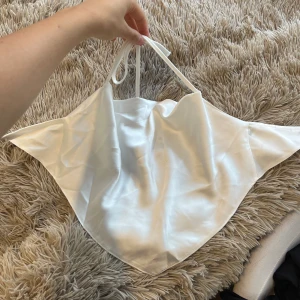 Fin satin topp - En fin satin topp från asos men öppen rygg