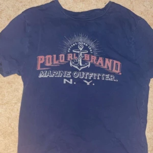 Ralph Lauren tshirt - Säljer nu min feta Ralph lauren t-shirt som är i bra skick. Perfekt nu till sommaren och riktig fin blå färg med fint tryck. Kontakta mig om du har frågor.