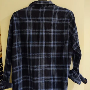 Casual skjorta Lee L - Blåsvart casual skjorta från Lee. Storlek L. Rymlig! Passar till avslappnande stunder och roliga tillfällen! 