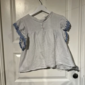 Blus från mango - Jätte fin blus från mango!❤️ jätte bra skick❤️ vid fler frågor och funderingar skriv privat ❤️