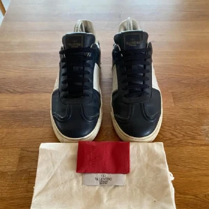 valentino flycrew skor - Sköna skor inför sommaren, hör av dig vid frågor.  Går ner i pris vid snabb affär  Tar byten  intereserad i (lanvins)