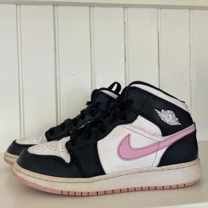 Jordan 1 mid - Säljer dessa jättefina Jordan 1 mid i färgen ”Light Arctic Pink” då de inte kommer till användning längre och är lite stora för mig. Köpta på PardonMyKicks i Göteborg för ca 2500kr. Säljer för ca 450, priset går att diskuteras såklart. Storlek 38,5.
