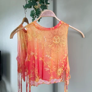 Meshlinne - Ärmlös croptop i mesh med knytband på sidan. Storlek S/M💖