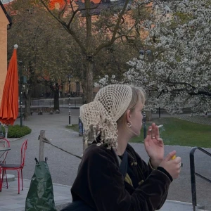 Virkad sjal - Virkad, beiga sjal köpt på humana med snäckskal längs med kortsidorna. Kan användas till vad som helst egentligen. Inga defekter.